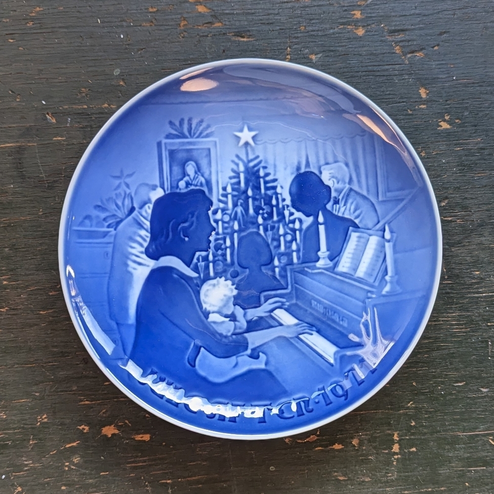 Christmas at Home, Vintage 1971 Bing & Grøndahl blue and white plate